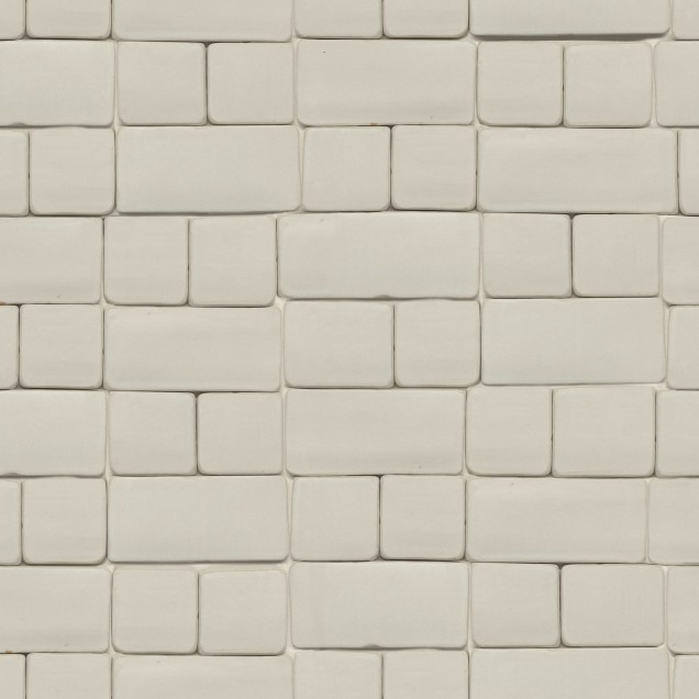 Tapet cu aspect de cărămidă gri, Flight of Tiles, Clay, într-o încăpere cu o masă, un scaun și un dulap cu uși de sticlă.