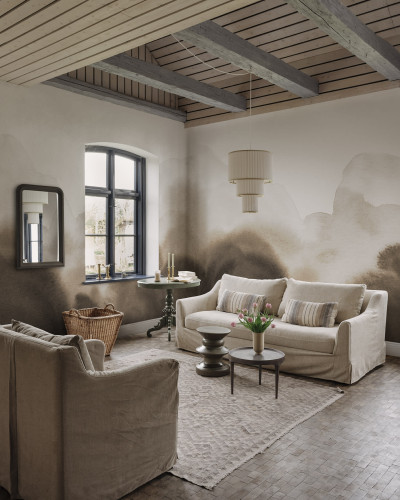 Tapet cu design abstract în nuanțe de maro într-un living modern