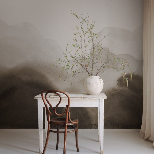 Tapet cu design abstract în nuanțe de maro într-un living modern