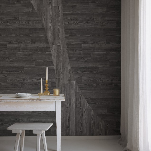 Tapet cu aspect de lemn, Woodline, Gri, cu o textură unică care imită lemnul adevărat. Tapetul este perfect pentru a crea un accent spectaculos pe un perete de accent sau pentru a adăuga o notă de eleganță minimalistă întregii camere.