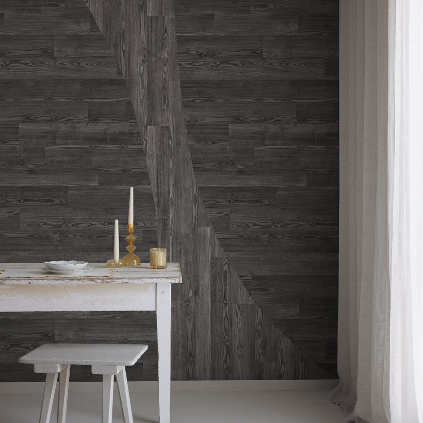 Tapet Woodline, Teak, cu aspect de lemn natural, decorând un living modern cu un canapea, un fotoliu si un covor.