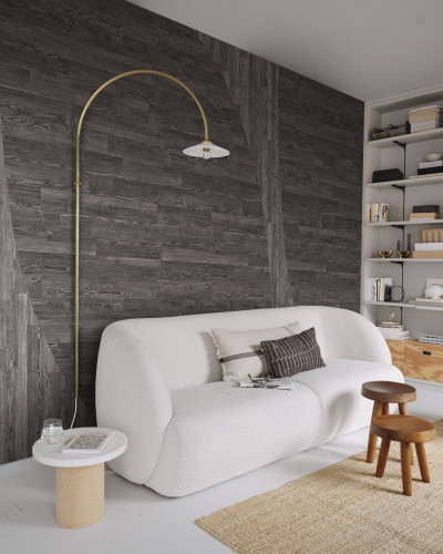 Tapet cu aspect de lemn, Woodline, Gri, cu o textură unică care imită lemnul adevărat. Tapetul este perfect pentru a crea un accent spectaculos pe un perete de accent sau pentru a adăuga o notă de eleganță minimalistă întregii camere.