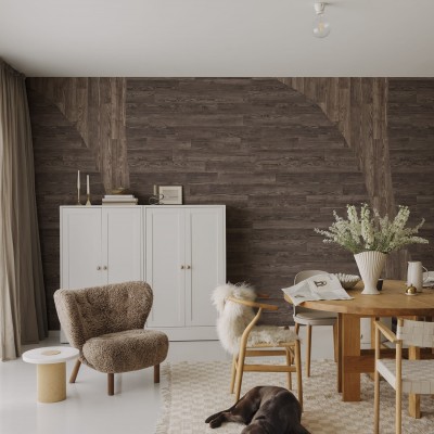 Tapet Woodline, Teak, cu aspect de lemn natural, decorând un living modern cu un canapea, un fotoliu si un covor.