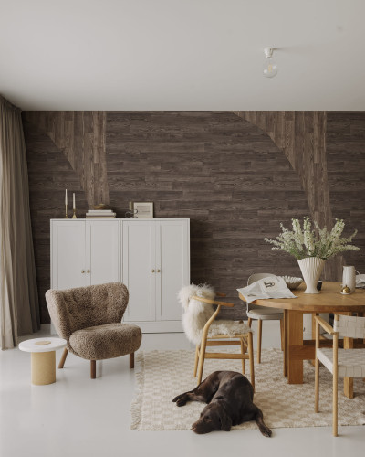 Tapet Woodline, Teak, cu aspect de lemn natural, decorând un living modern cu un canapea, un fotoliu si un covor.