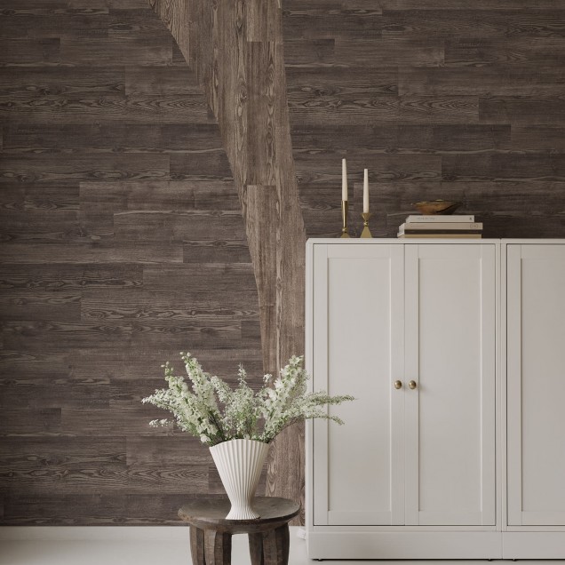 Tapet Woodline, Teak, cu aspect de lemn natural, decorând un living modern cu un canapea, un fotoliu si un covor.