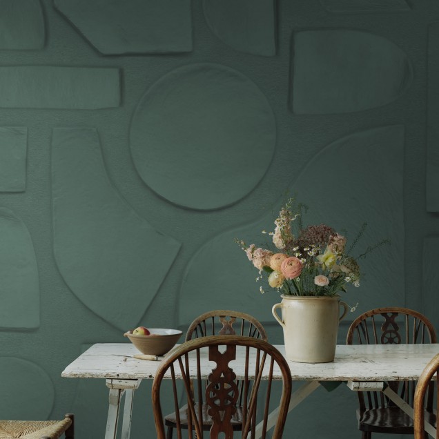 Tapet cu design geometric modern, în nuanțe de verde smarald. Clay Figures este o alegere excelentă pentru a transforma instantaneu aspectul oricărei camere, adăugând un plus de personalitate.