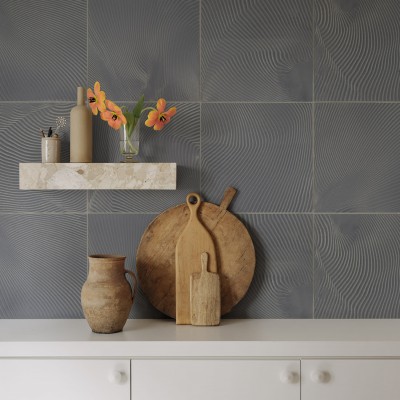 Tapet Craft Tiles Bleu deschis, cu aspect de gresie, arata modern si elegant.