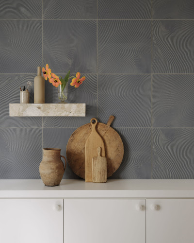 Tapet Craft Tiles Bleu deschis, cu aspect de gresie, arata modern si elegant.