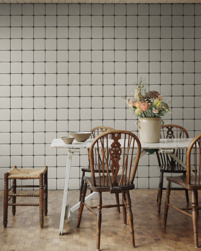 Porcelain Tiles, Clay, un fototapet cu aspect modern și elegant, reprezentând o baie cu gresie albă.