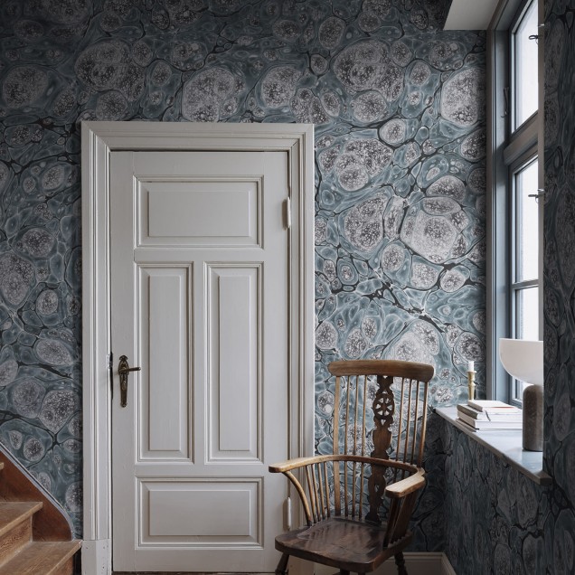 Tapet Marbling, Blue, cu design modern cu aspect de marmură, folosit într-un interior minimalist
