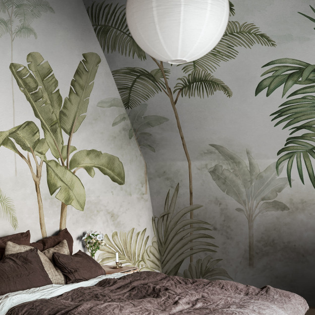 Wallpaper Jungle Horizon, Verde, cu palmieri si frunze de bananier, pe un perete din living.