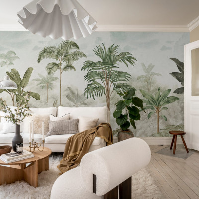 Wallpaper Jungle Horizon, Verde, cu palmieri si frunze de bananier, pe un perete din living.