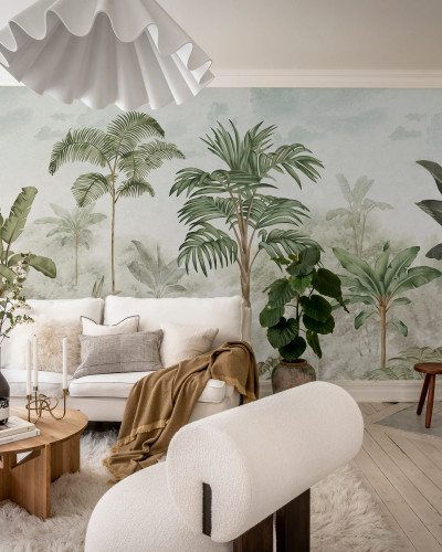 Wallpaper Jungle Horizon, Verde, cu palmieri si frunze de bananier, pe un perete din living.