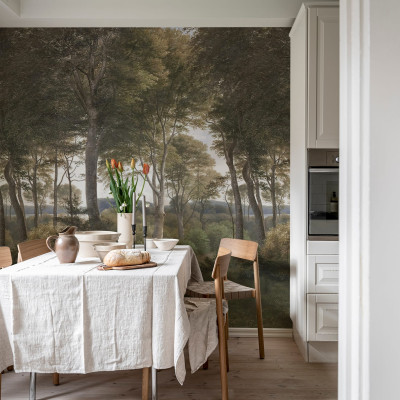 Tapet cu pădure daneză. Imaginea prezintă un living cu un tapet cu pădure daneză pe un perete. În colțul camerei se află o masă de dining cu scaune din lemn și o față de masă albă.