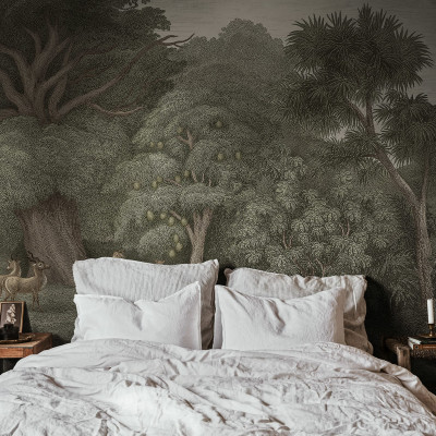 Tapet cu design exotic, Jungle Forest Green, cu imagini detaliate ale unei paduri tropicale, copaci inalti si o atmosfera relaxanta.