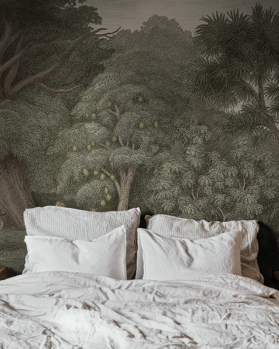 Tapet cu design exotic, Jungle Forest Green, cu imagini detaliate ale unei paduri tropicale, copaci inalti si o atmosfera relaxanta.