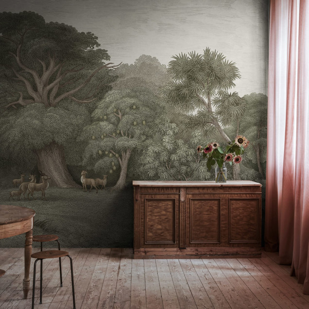 Tapet cu design exotic, Jungle Forest Green, cu imagini detaliate ale unei paduri tropicale, copaci inalti si o atmosfera relaxanta.