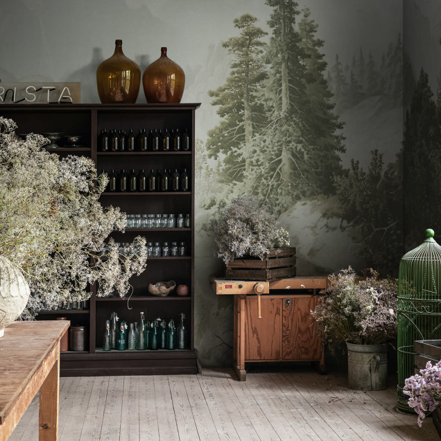 Tapet cu design panoramic al unui lanț muntos verde, perfect pentru a crea o atmosferă relaxantă și inspirată de natură.