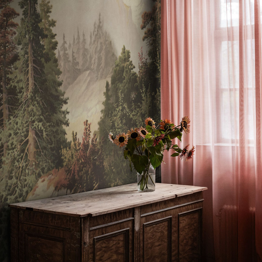 Tapet cu design panoramic al unui lanț muntos verde, perfect pentru a crea o atmosferă relaxantă și inspirată de natură.