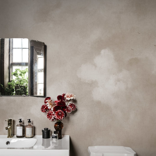Tapet Vintage Clouds Beige cu design de nori, perfect pentru a crea o atmosferă relaxantă și romantică.