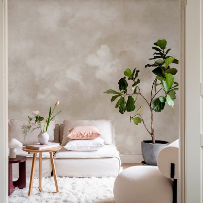 Tapet Vintage Clouds Beige cu design de nori, perfect pentru a crea o atmosferă relaxantă și romantică.