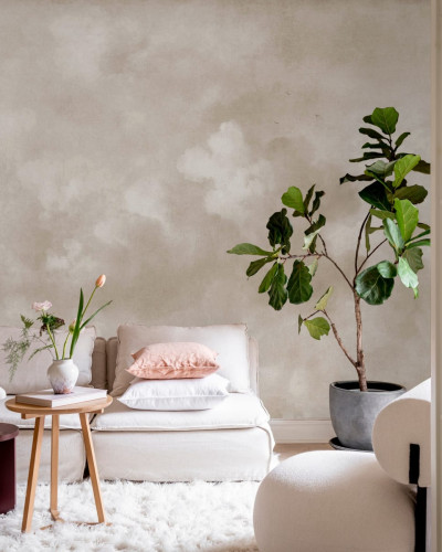 Tapet Vintage Clouds Beige cu design de nori, perfect pentru a crea o atmosferă relaxantă și romantică.
