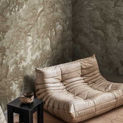 Tapet Vintage Oaks, Beige, cu designul unor stejari simpli în tonuri de bej, perfect pentru a adăuga un aer rustic chic oricărei camere.
