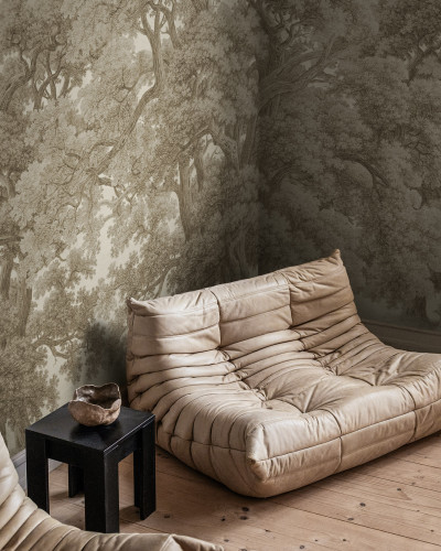 Tapet Vintage Oaks, Beige, cu designul unor stejari simpli în tonuri de bej, perfect pentru a adăuga un aer rustic chic oricărei camere.