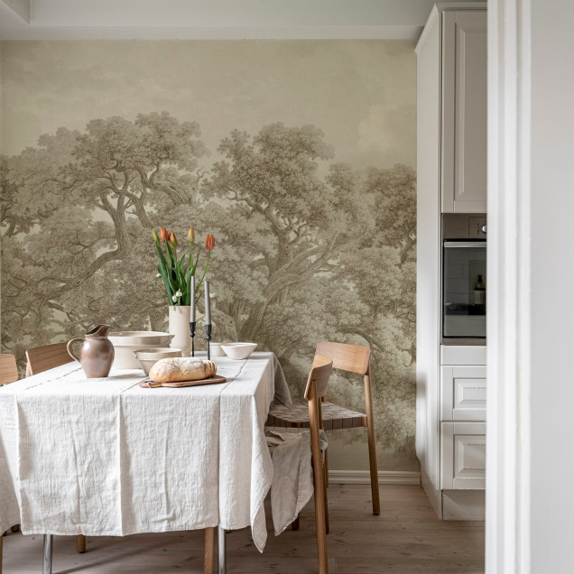 Tapet Vintage Oaks, Beige, cu designul unor stejari simpli în tonuri de bej, perfect pentru a adăuga un aer rustic chic oricărei camere.