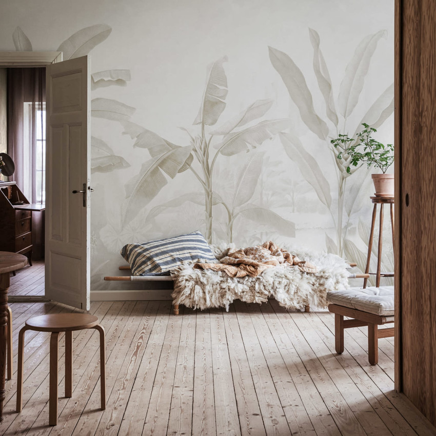Tapet cu palmieri tropicali, verde, în decorul unei camere.