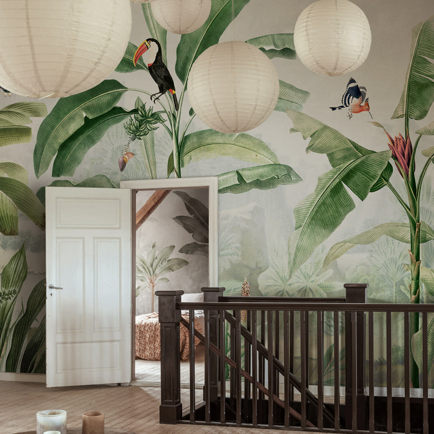 Tapet Tropical Palms, Beige, cu palmieri in nuante de bej pe un fundal neutru.