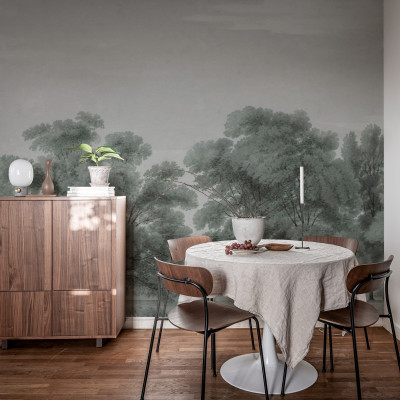 Tapet cu design Whispering Forest, Blue, cu arbori în nuanțe de verde și albastru pe un fundal gri.