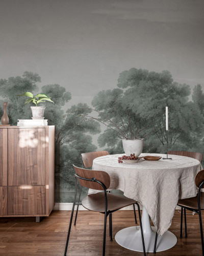 Tapet cu design Whispering Forest, Blue, cu arbori în nuanțe de verde și albastru pe un fundal gri.