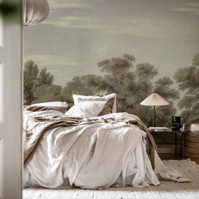 Un tapet cu design minimalist și elegant ce ilustrează o pădure liniștită, în culori delicate. Tapetul este aplicat pe un perete din dormitor, deasupra unui pat cu lenjerie albă.