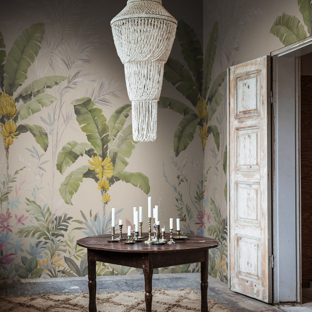 Tapet cu palmieri și banane, cu design tropical, în tonuri de bej