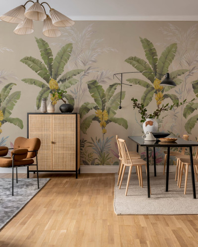Tapet cu palmieri și banane, cu design tropical, în tonuri de bej