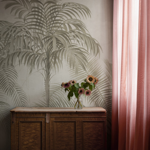 Tapet cu design tropical in nuante de bej, gri si verde, perfect pentru dormitor, living sau birou.