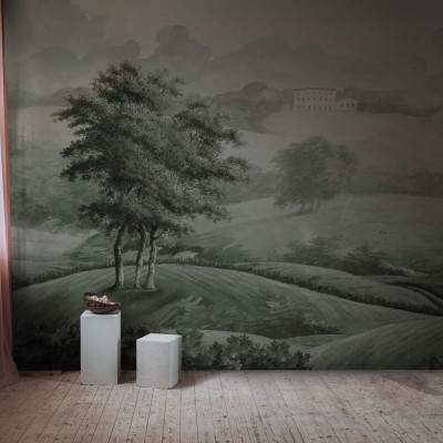 Tapet cu design inspirat de natură, Hilltop House, Verde, care prezintă un deal cu o casă în vârf, un deal cu un copac mare și un copac cu ramuri subțiri.