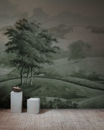 Tapet cu design inspirat de natură, Hilltop House, Verde, care prezintă un deal cu o casă în vârf, un deal cu un copac mare și un copac cu ramuri subțiri.