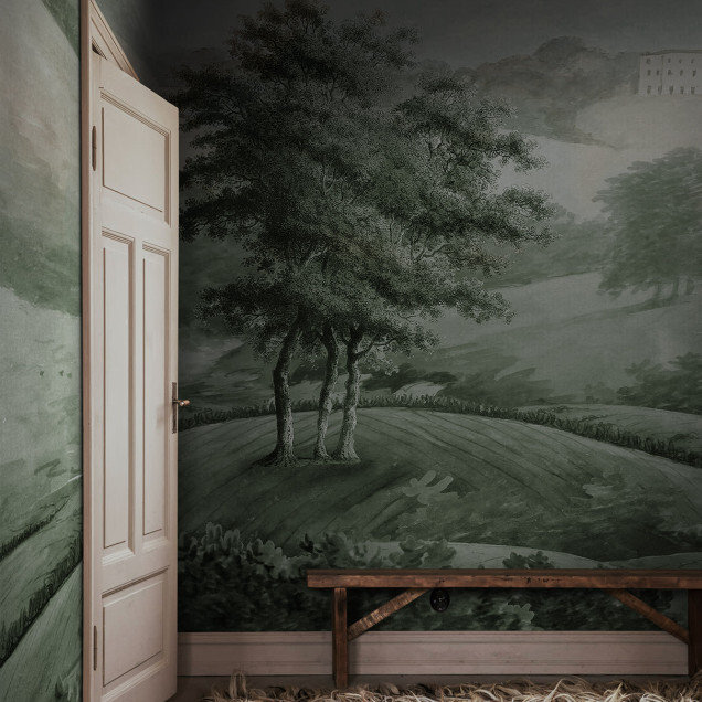 Tapet cu design inspirat de natură, Hilltop House, Verde, care prezintă un deal cu o casă în vârf, un deal cu un copac mare și un copac cu ramuri subțiri.