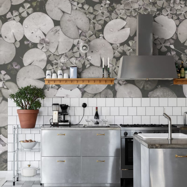 Tapet cu nuferi in alb si negru, perfect pentru un living modern