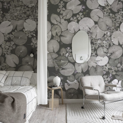 Tapet cu nuferi in alb si negru, perfect pentru un living modern