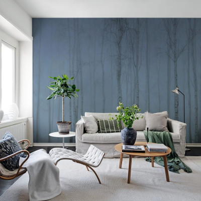 Tapet cu design minimalist cu o pădure de mesteacăn în ceață, în nuanțe de albastru.