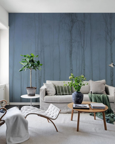 Tapet cu design minimalist cu o pădure de mesteacăn în ceață, în nuanțe de albastru.