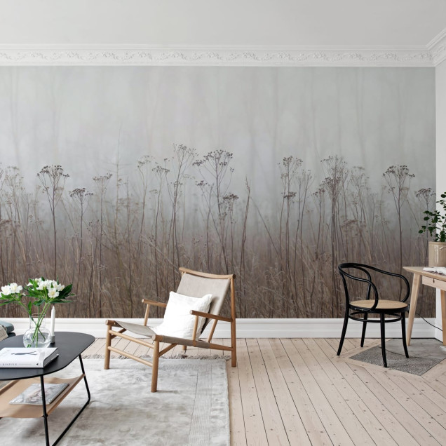 Tapet Autumn Haze, Beige, cu design minimalist, în tonuri neutre, cu motive de iarbă uscată pe un fundal gri-bej.