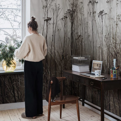 Tapet cu design minimalist cu model de plante uscate in nuante de gri si alb.