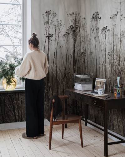 Tapet cu design minimalist cu model de plante uscate in nuante de gri si alb.