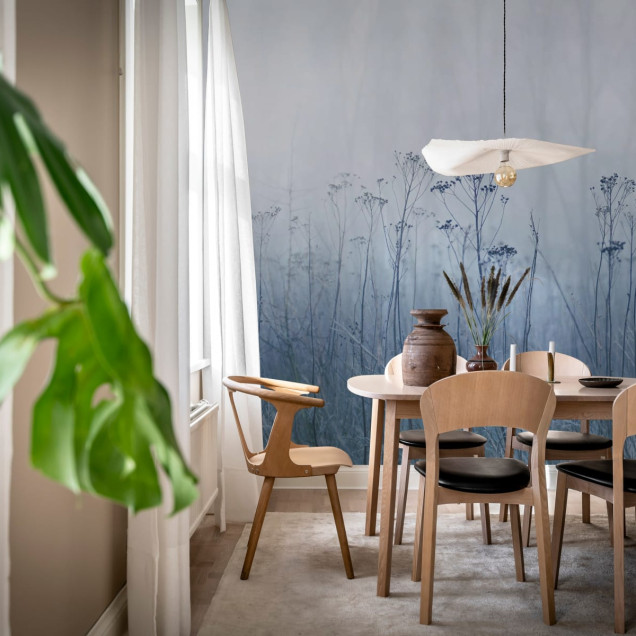 Wallpaper Autumn Haze, Blue, cu un design minimalist ce redă un câmp în ceață de toamnă