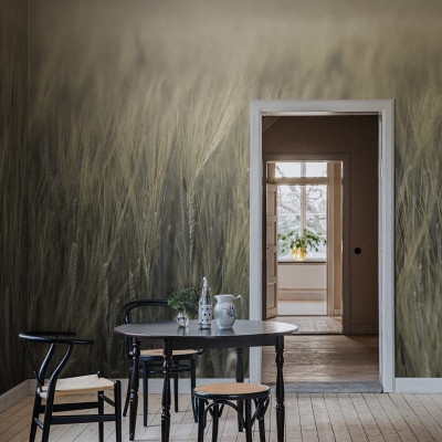 Tapet Rye Field, Green, cu design minimalist, care prezintă un câmp de grâu în tonuri neutre.