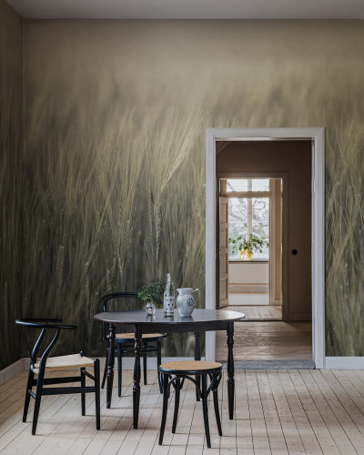 Tapet Rye Field, Green, cu design minimalist, care prezintă un câmp de grâu în tonuri neutre.